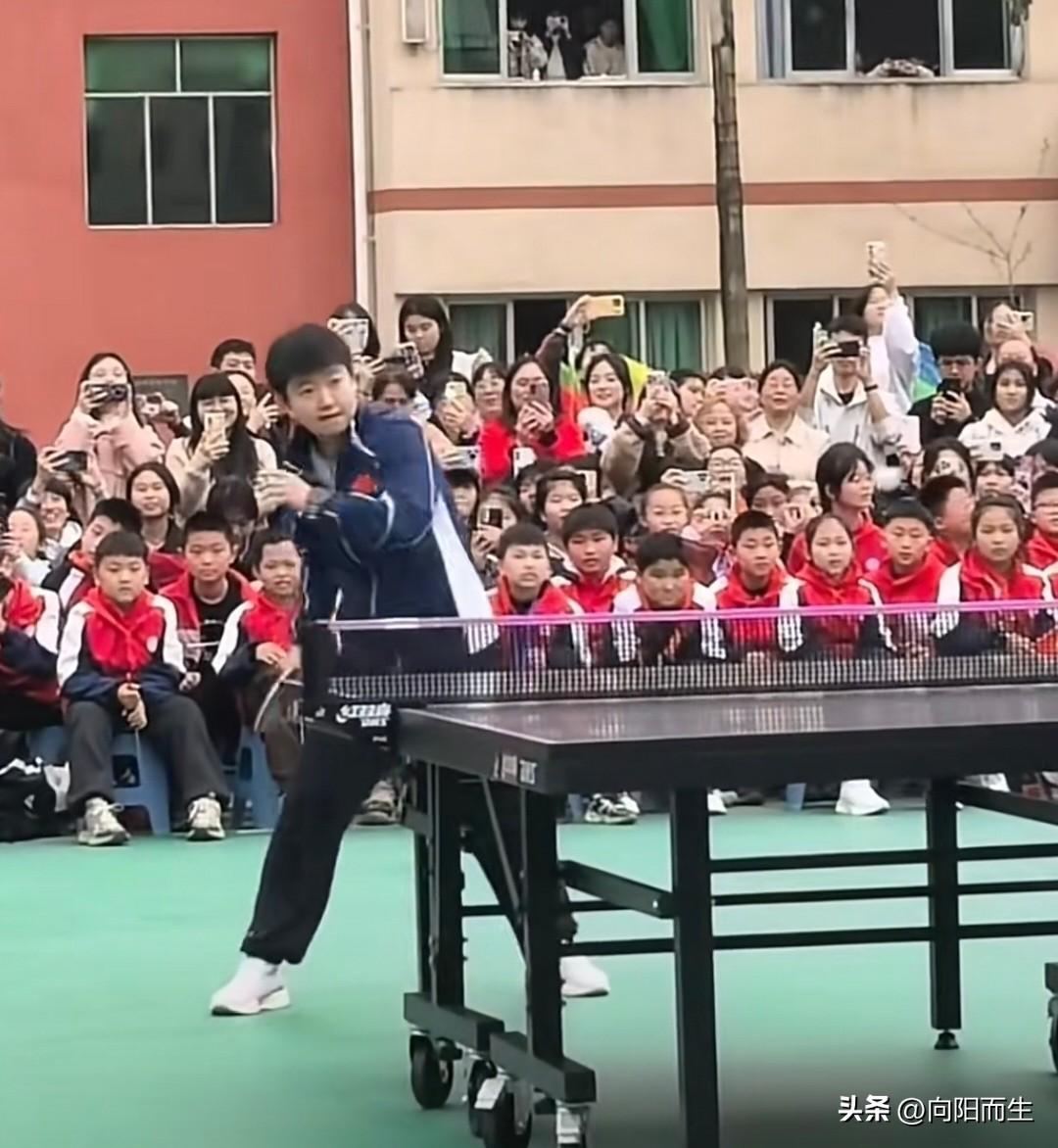 说实话，
我是嫉妒啦！

这位校长能跟孙颖莎对打，这待遇也没谁了。

以后这就是