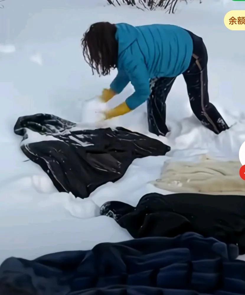原来大东北都这样洗貂，只见东北大姐把家中所有的吊铺在雪地上，
用雪开始揉搓，
这
