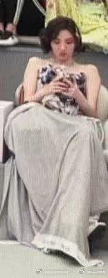 李小冉唐艺昕在后台玩手机被审判了李小冉唐艺昕在后台玩手机 心疼庄法团，太假了本来