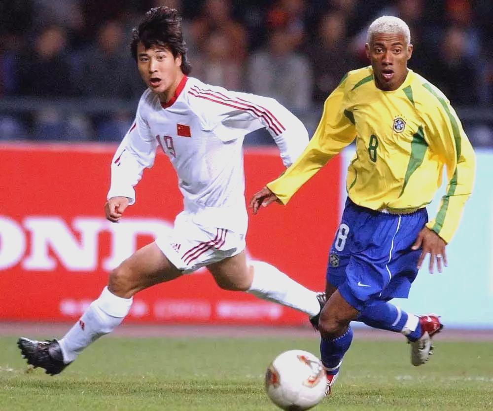 祁宏：在十强赛预选赛与阿曼的比赛中我进球后，听到大家喊着“祁宏又进球了”，这是继