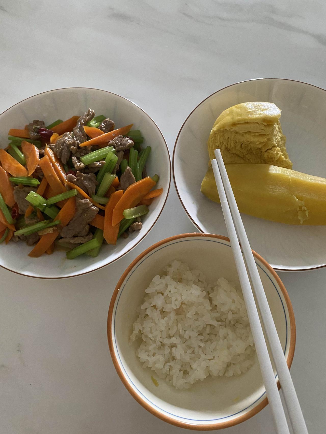 我正过着一种成本极低的生活。

中午一个人在家吃饭，炒一个菜，中饭吃一半，留一半
