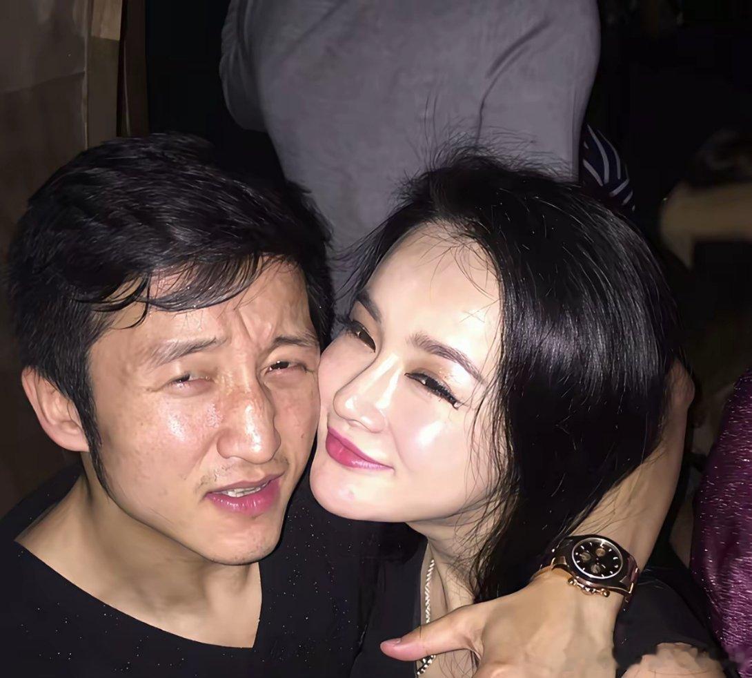 冉莹颖原生家庭情况：冉莹颖2岁的时候，她的妈妈就离婚了。冉莹颖妈妈离婚后不久再婚