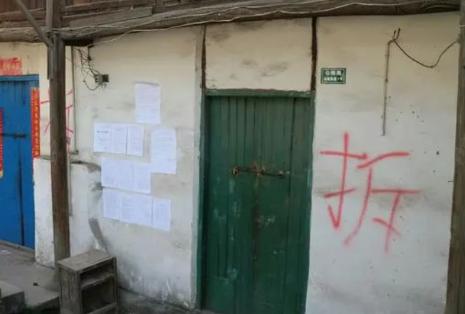 “都别活了！”江苏扬州一男子韦某的老房子遭拆迁队强拆，韦某上前阻止，却被拆迁队动