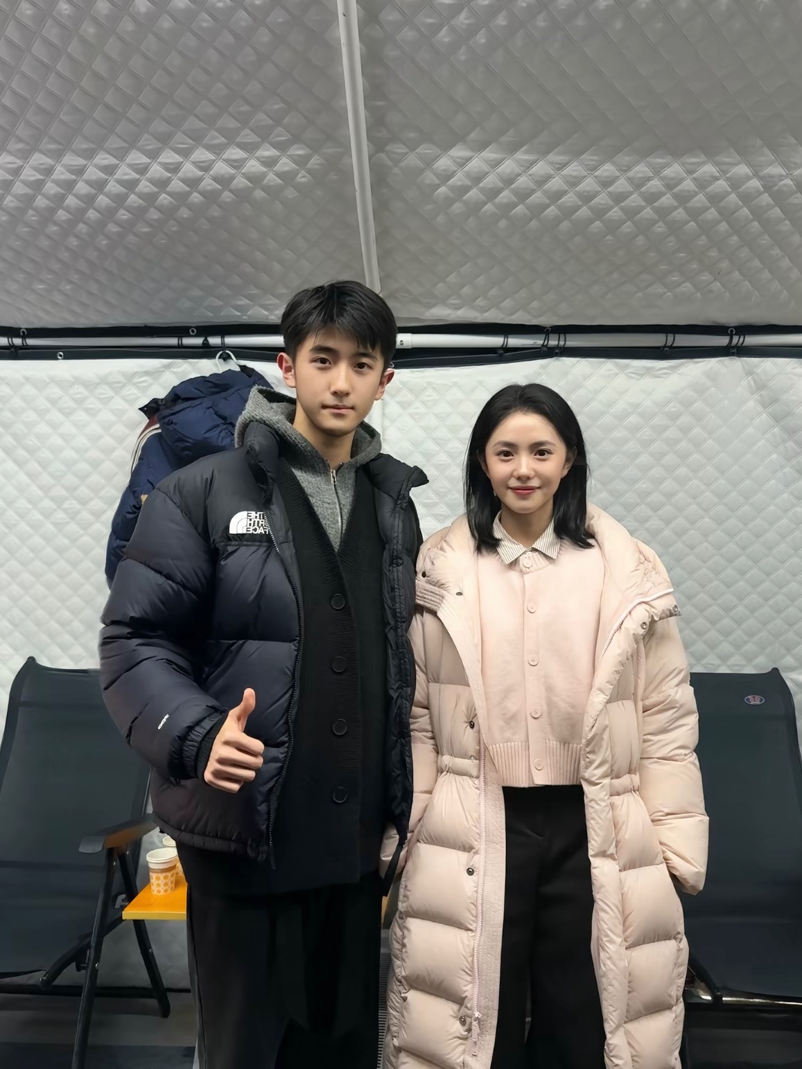 一些刘浩存合照 她真的头小脸小比例太优越 