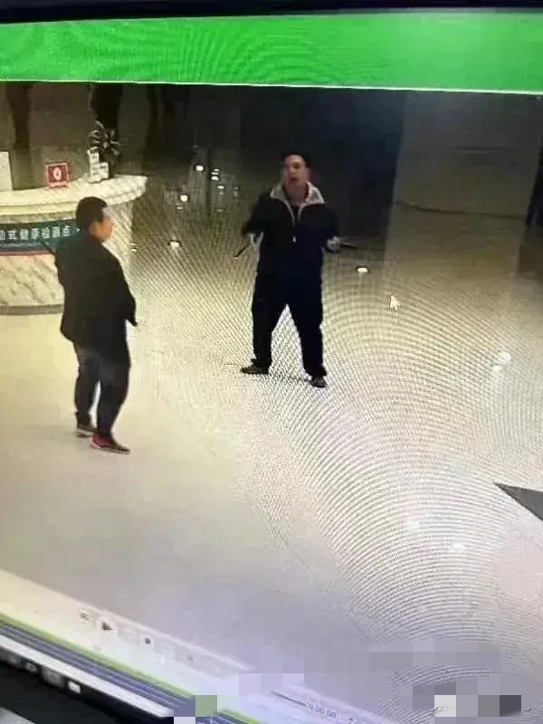 突发医院恶性伤人事件！云南一医院发生持刀伤人案，2死21伤！刚刚打开手机，就看见