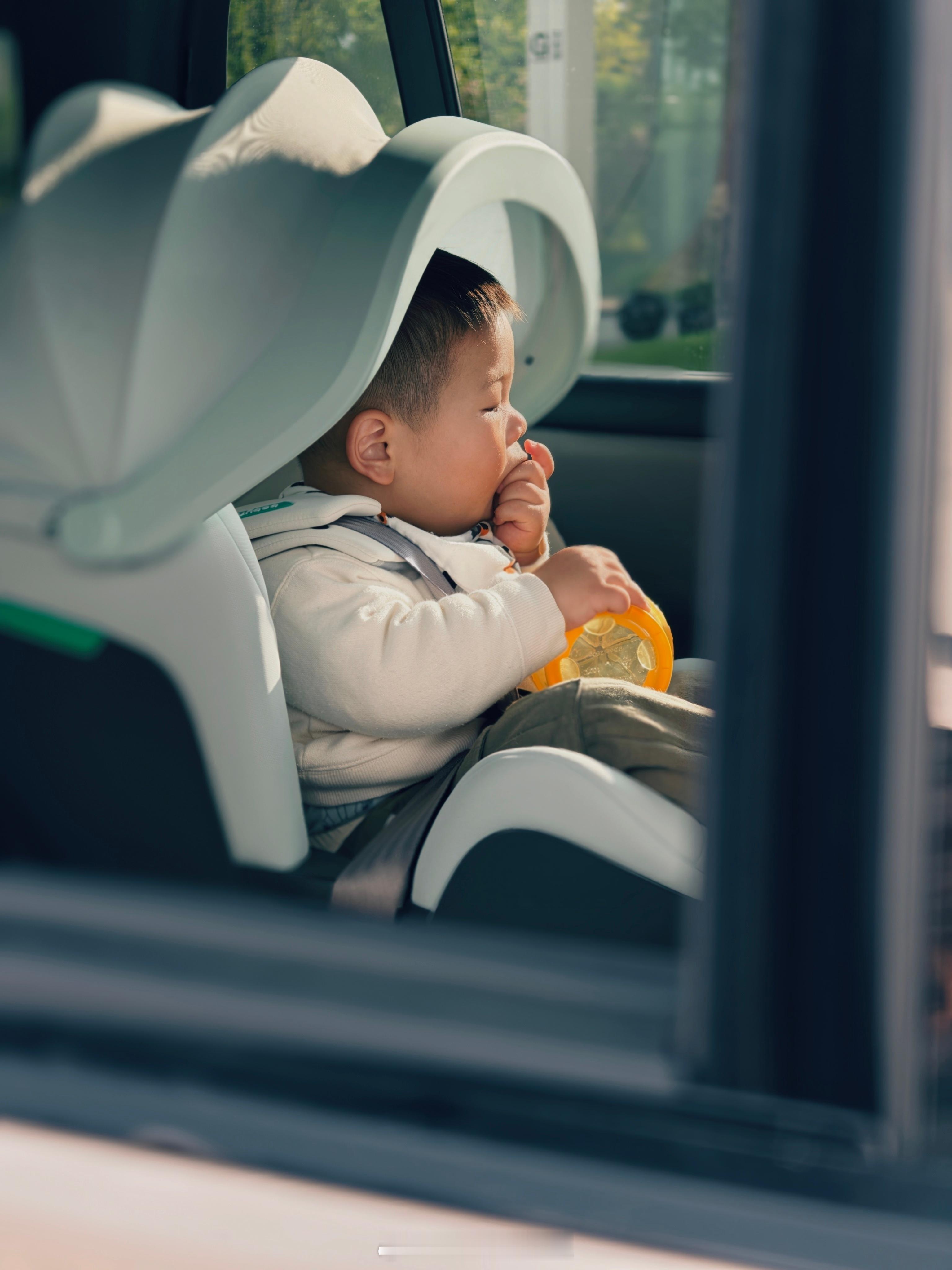 理想i6后排真大宝宝坐在安全座椅吃吃玩玩下来电量十足继续玩不少路人来问我这是什么