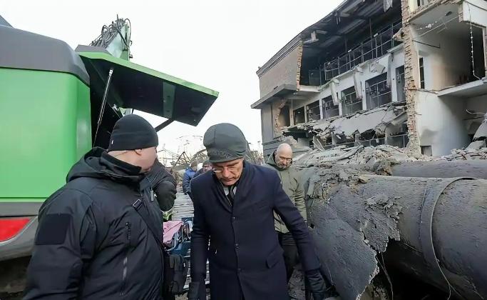 2月3日，乌克兰总统泽连斯基在其官方社交平台发文称，当天俄军用70余枚导弹和45