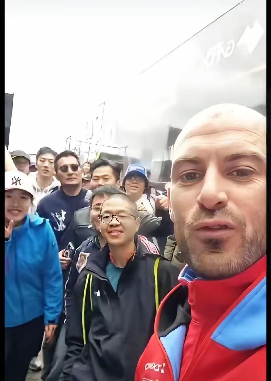 德比斯在国内实力圈粉，他说做梦都没想到中国粉丝会这么喜欢自己，这可是他从来没有过