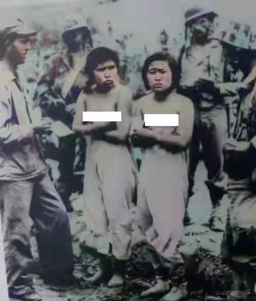 这是抗战时期的一张真实照片。看了令人无比愤怒，几名日军士兵勒令两位少女脱去上衣，