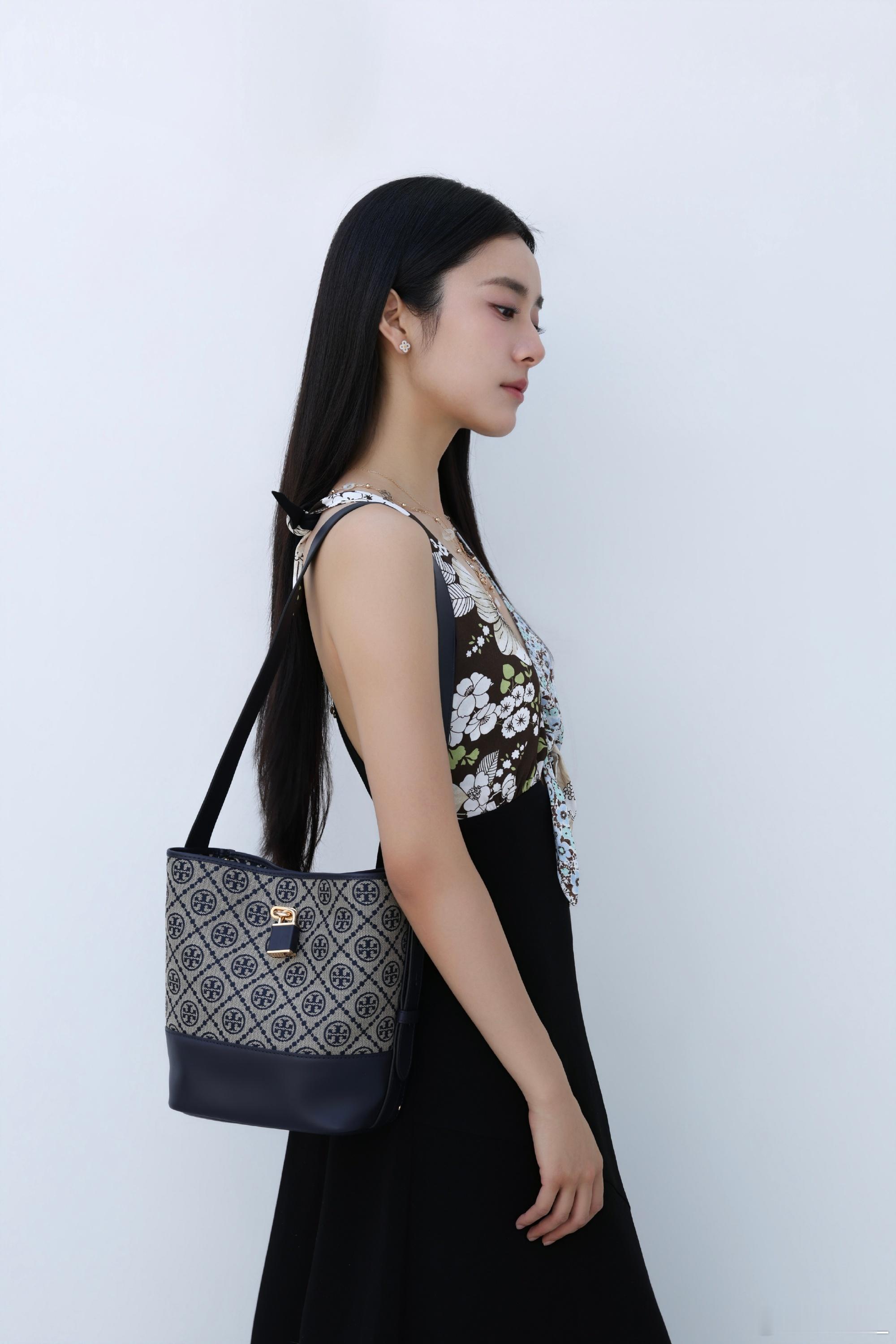 收录心动日常，定格从容姿态。演员搭配TORYBURCH2026早秋系列 T MO