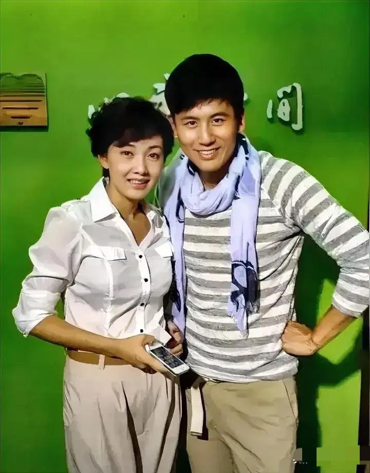 年轻时候的牛莉好漂亮，旁边帅哥又是谁