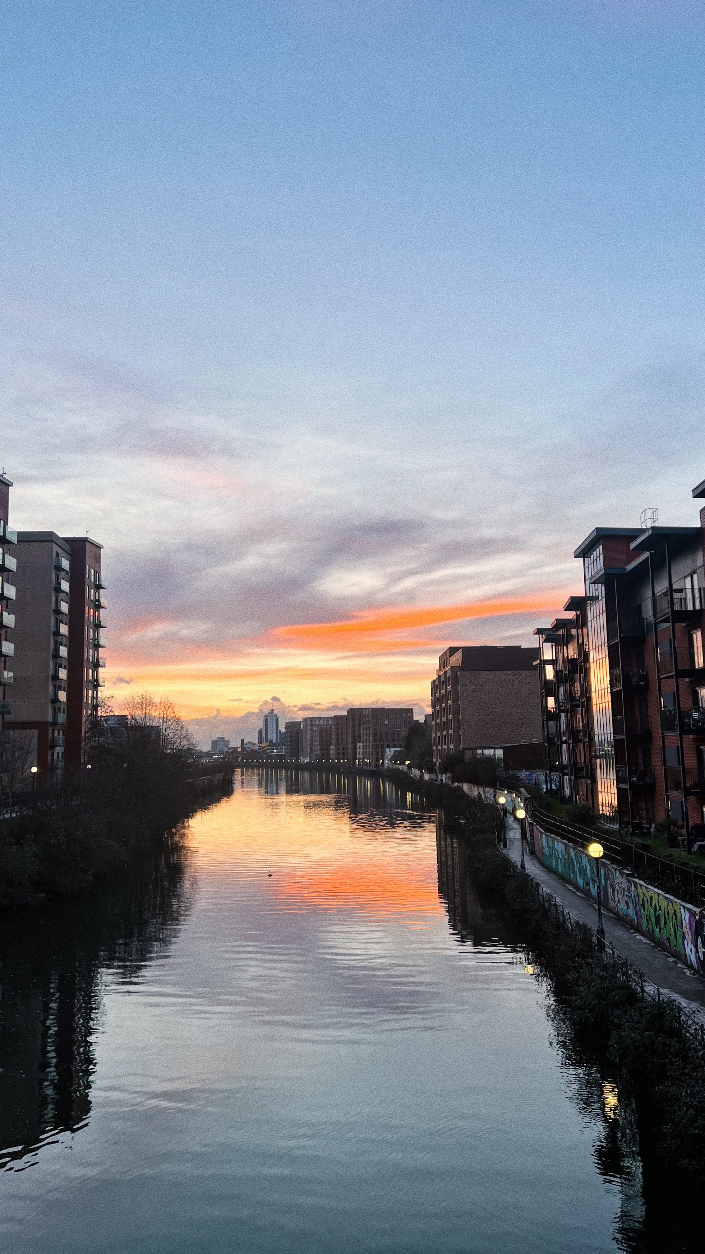 家门口的那条河顺着河边的小路一直走，就是老特拉福德球场。truered