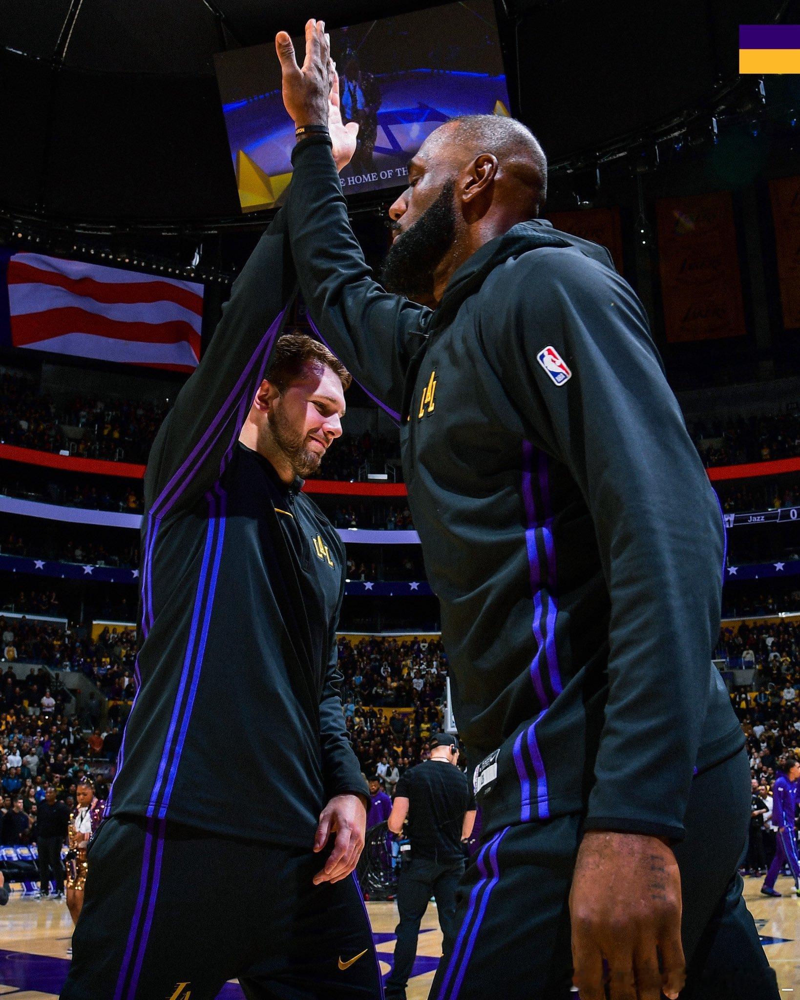 里夫斯谈与东契奇和詹姆斯并肩作战：“队里有三个球员，他们都能创造机会，而且都非常