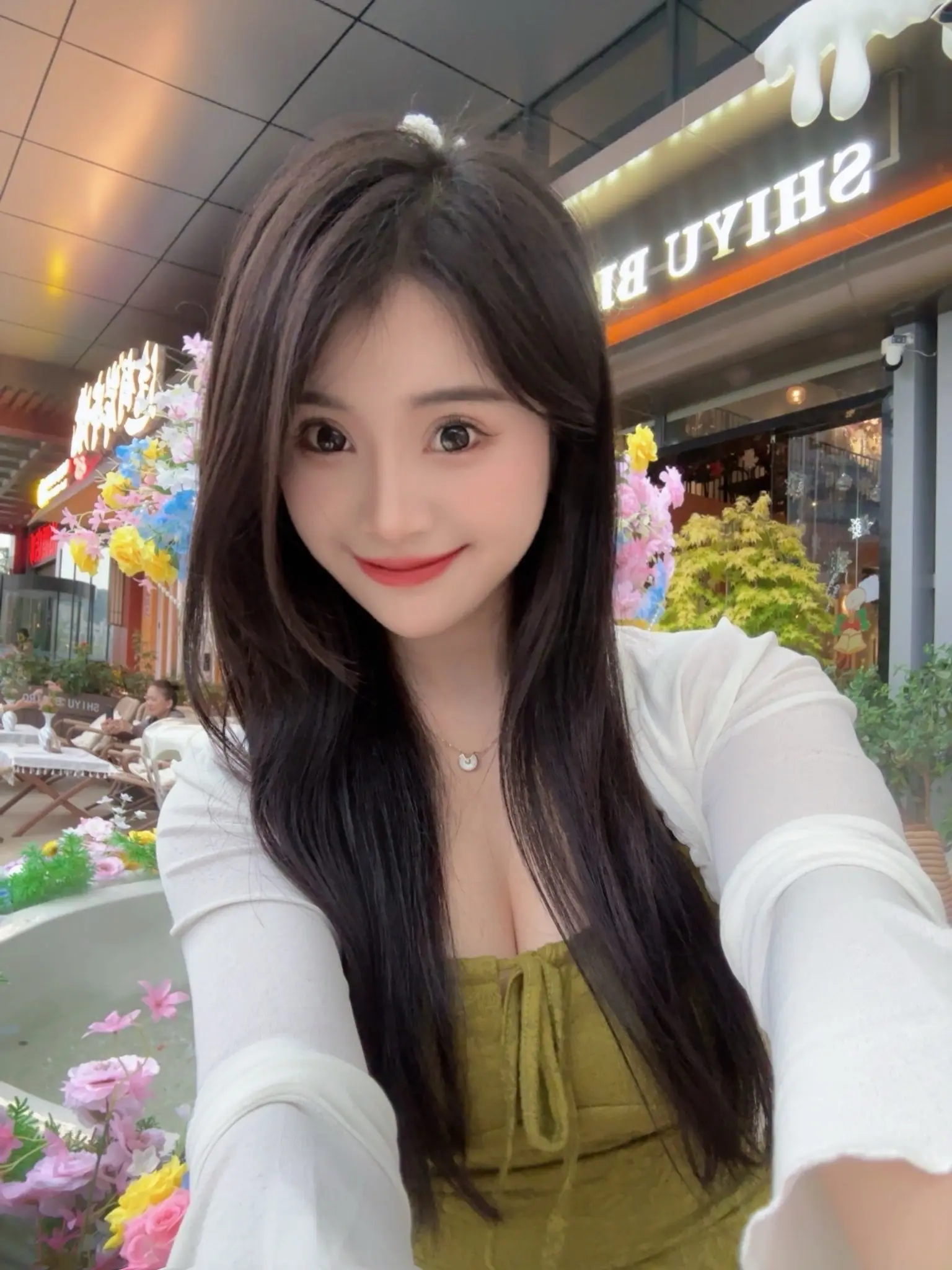 今天的人设是氛围感美女