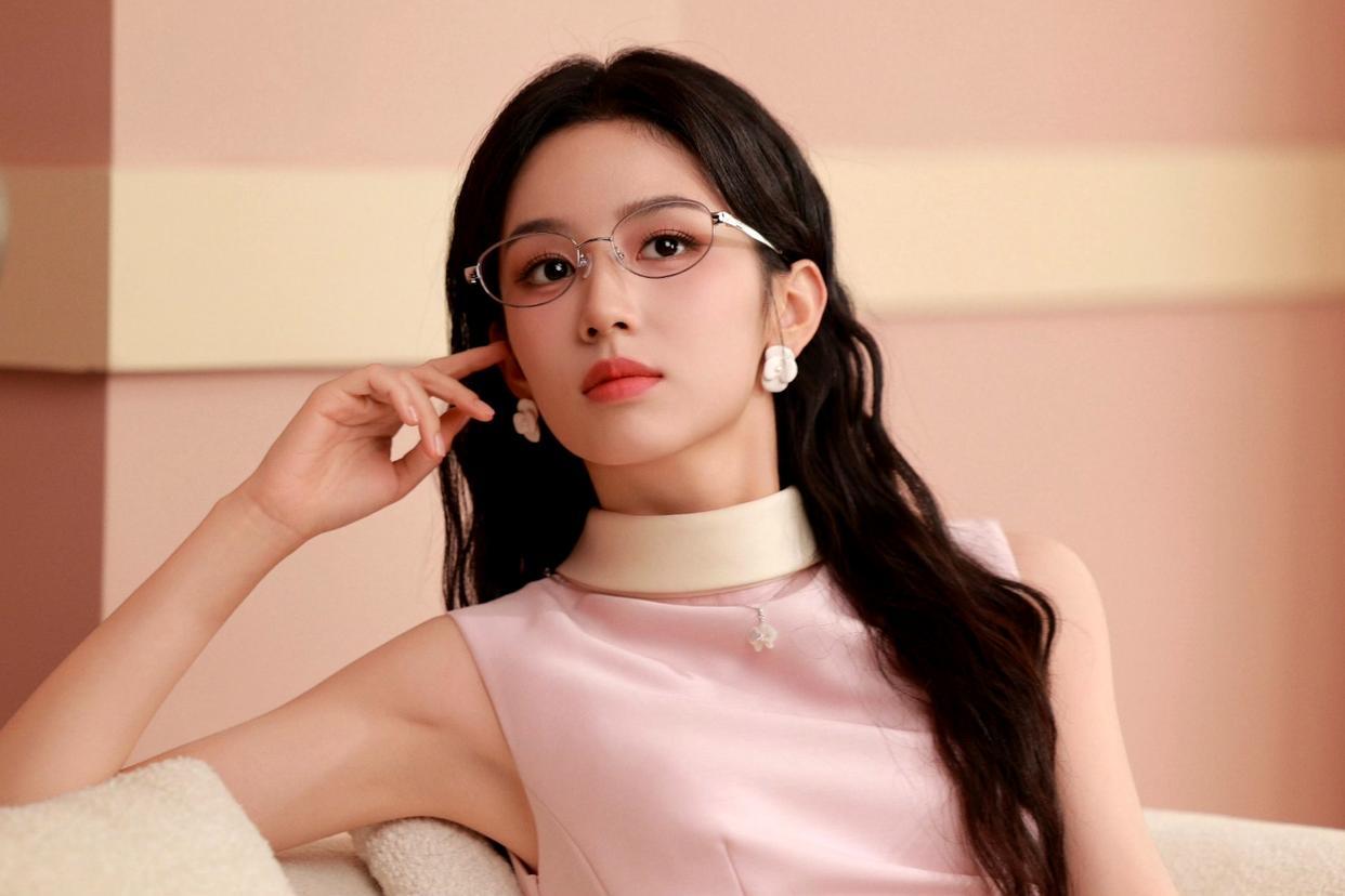 当清甜少女感遇上精致眼镜，周也这组大片便打破了风格的边界。在温柔缱绻的粉调空间里