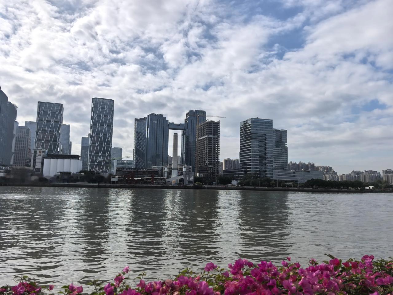 对标白鹅潭，黄埔港应加快搬迁转型，打造珠江东岸滨江旅游产业带

珠江两岸的城市更