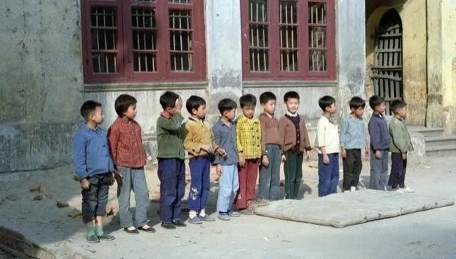 历史老照片分享看到这张老照片，便想起小时候在农村学校上体育课的情景，当时条件很差