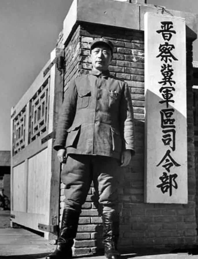 聂荣臻是十大元帅中最后去世的，聂荣臻元帅的家族创造了世界最高军衔。

1992年