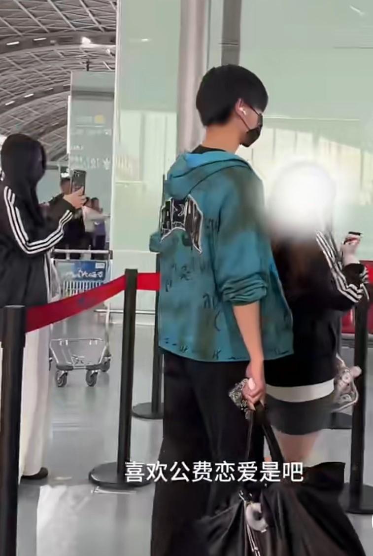 短剧男演员疑似拍吻戏过多，被女粉丝堵在机场好一顿阴阳，男演员也是针锋相对……
视