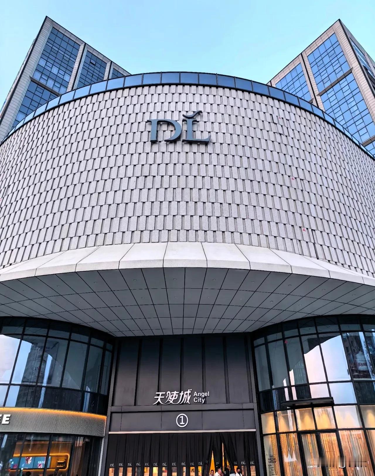 郑州搞的这个“胖东来引进局”，这波操作，硬是给我整笑了。把财神爷按在地上薅羊毛，