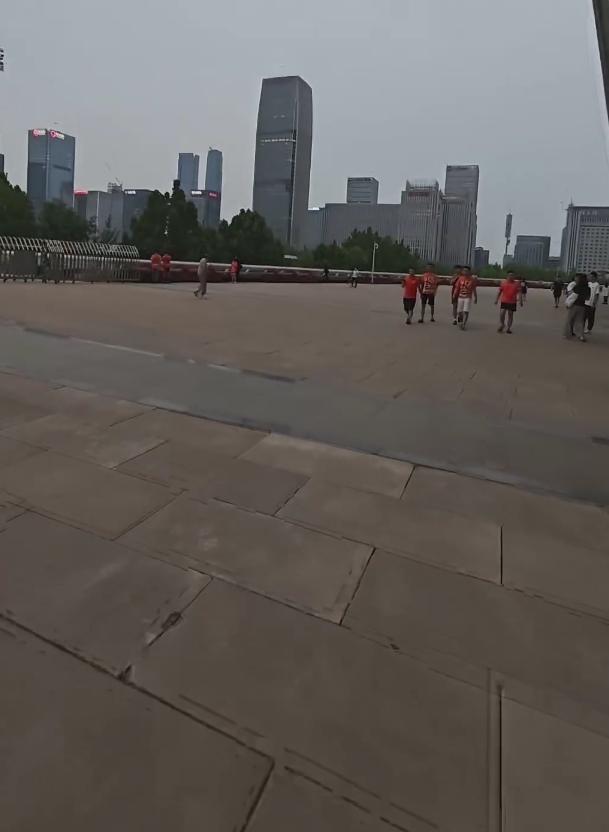 泰山队的职业球迷确实不少。离比赛还有半个小时，居然还不少球迷稀稀落落的！！[吐舌