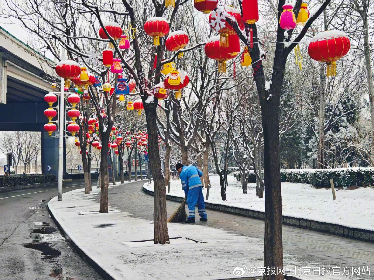 【#北京降雪量已达大雪量级#】#他们就是雷锋# 今早（3月5日），京城白雪皑皑。