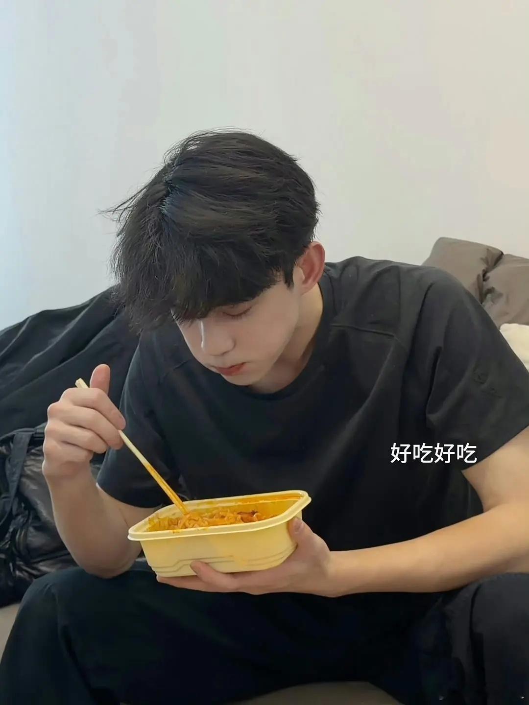 吴磊真是咋吃都不胖 越拍戏越瘦🥹 