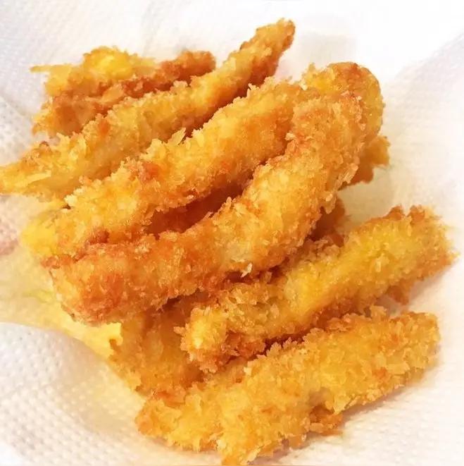 昨天晚上经过一个地摊，上面写着炸鸡柳半斤9.9元，？当然这个照片我就不拍了，总觉