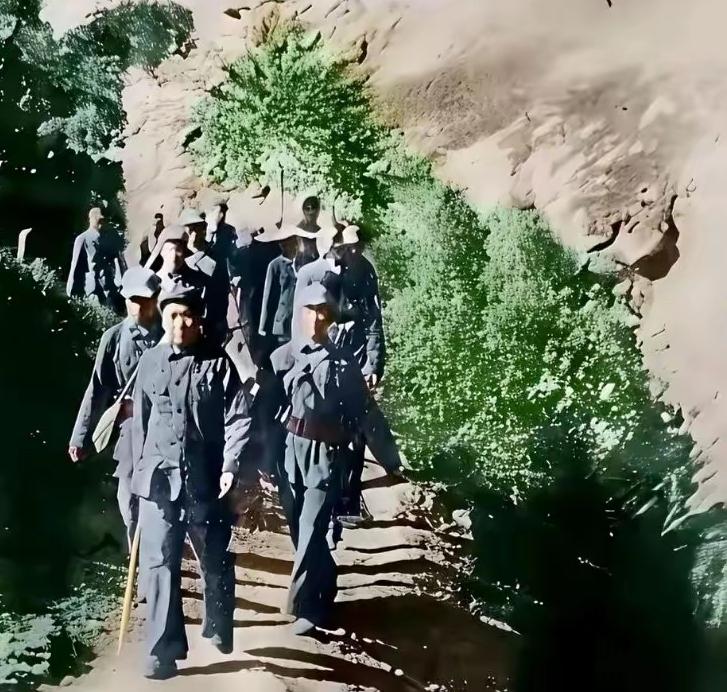 “不管风吹浪打，胜似闲庭信步。”谁来了？好风光！这是陕北转战中，枪声炮声耳边风。