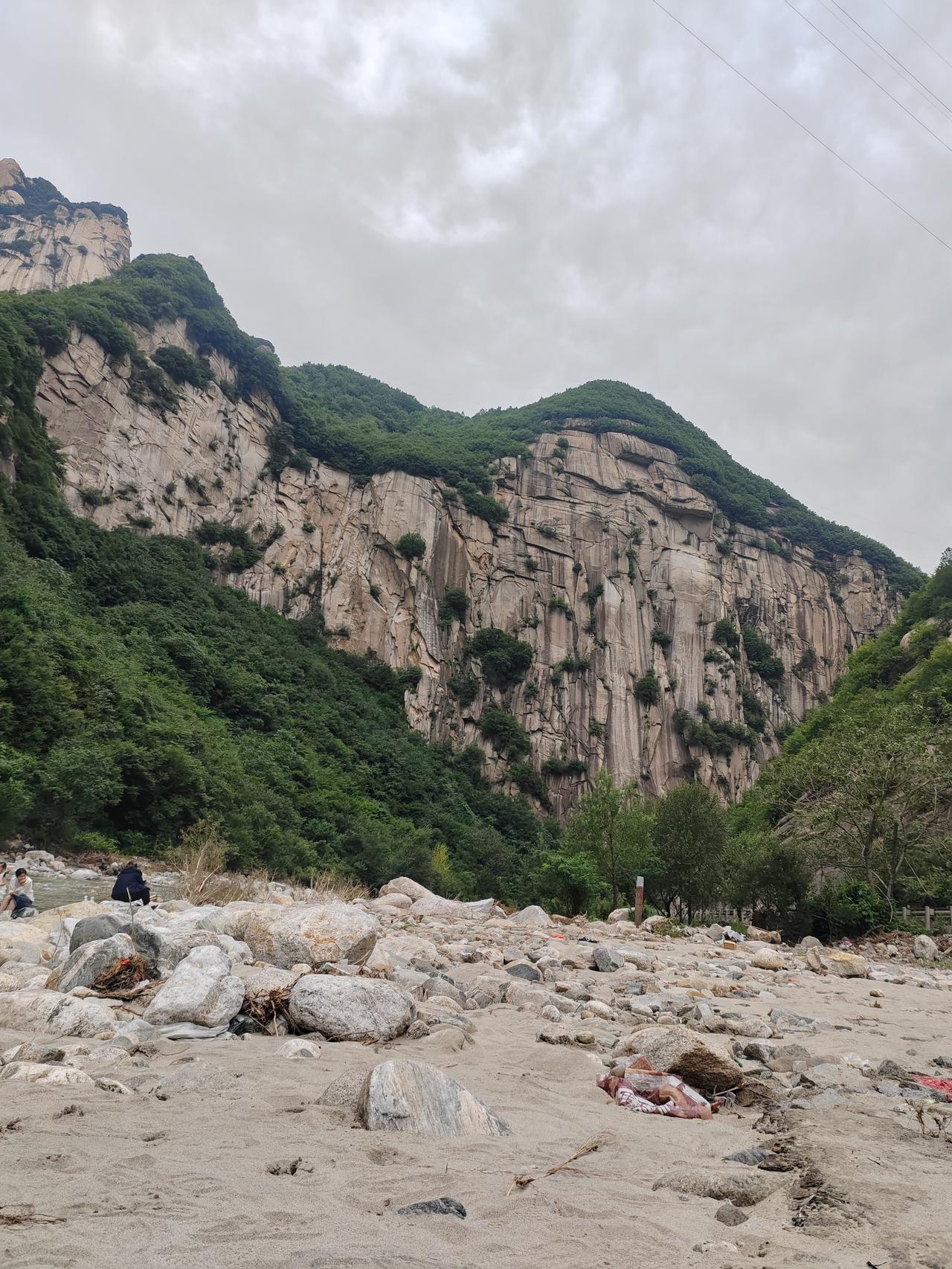 夏日生活打卡季走进大山，看峭壁连绵，山水无言，却能治愈人心🌿