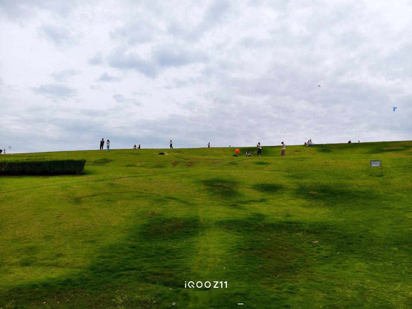 周末出去用iqoo z11 随手拍的日常都像加了一层温柔滤镜☁️大草坪、软乎乎的