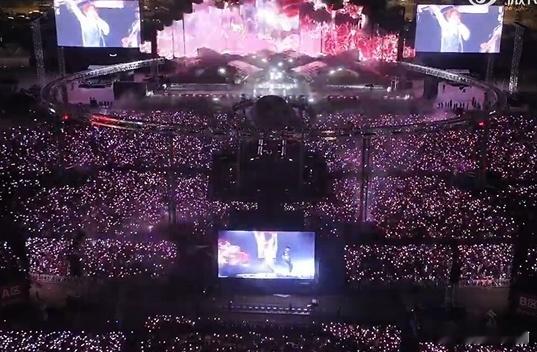 华晨宇演唱会超绝人头数 看华晨宇昨天演唱会现场，到处都是歌迷，超绝人头数直观展现