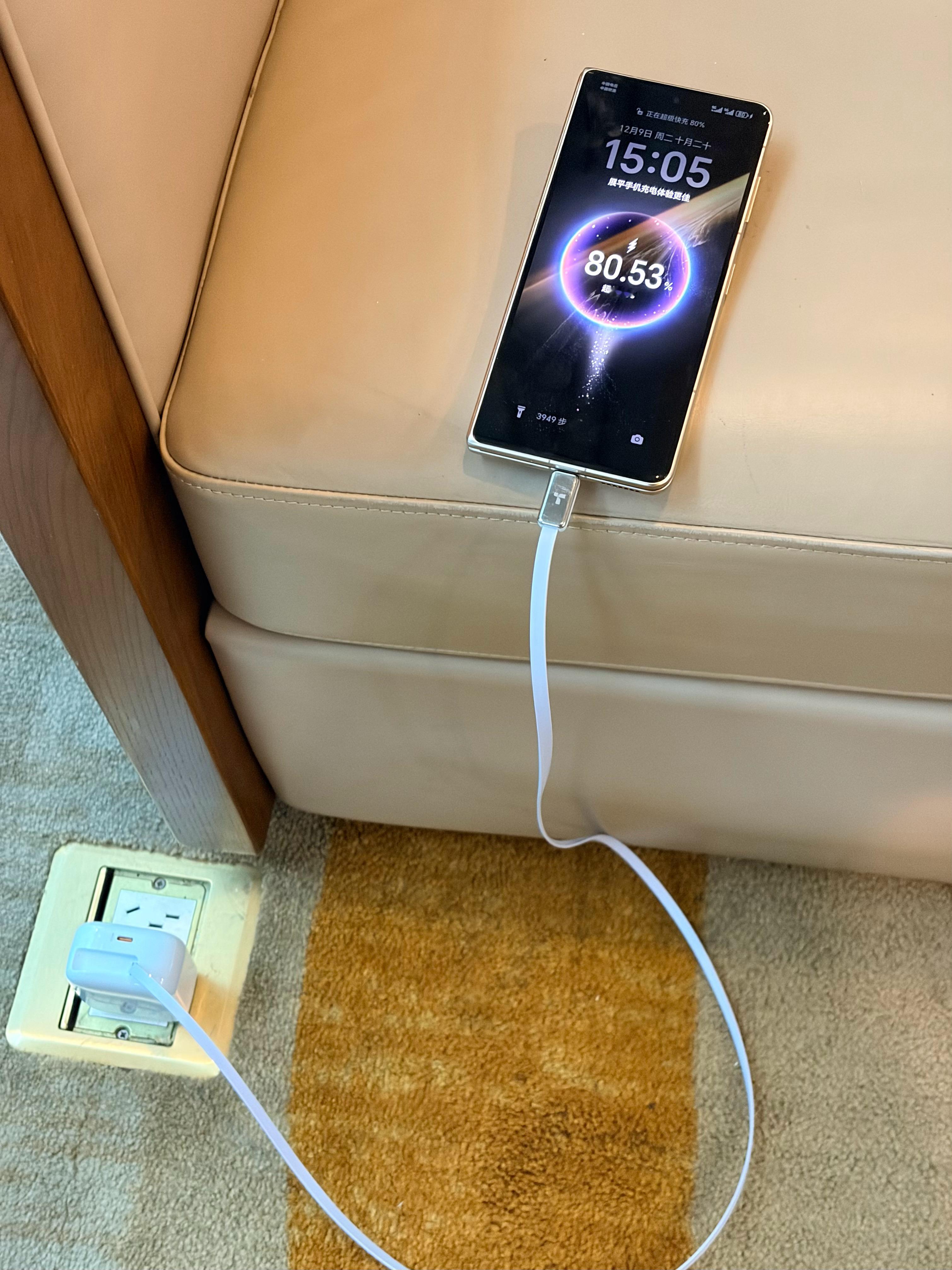 最近出差用自带线充电头100cm的伸缩线比主流的70cm确实从容不少但貌似对荣耀