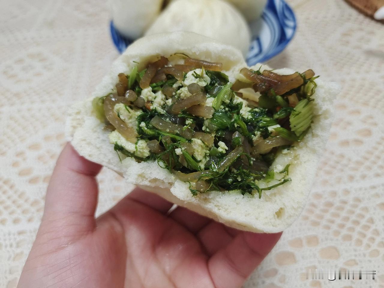 你们猜这是什么馅的包子？[大笑]素馅的好吃😋 馅多过瘾 喜欢啥馅的呢