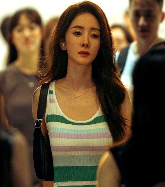 张艺谋愣在监视器前，整个剧组的人都挤过来看，就为了杨幂一个“走过场”的镜头。
 