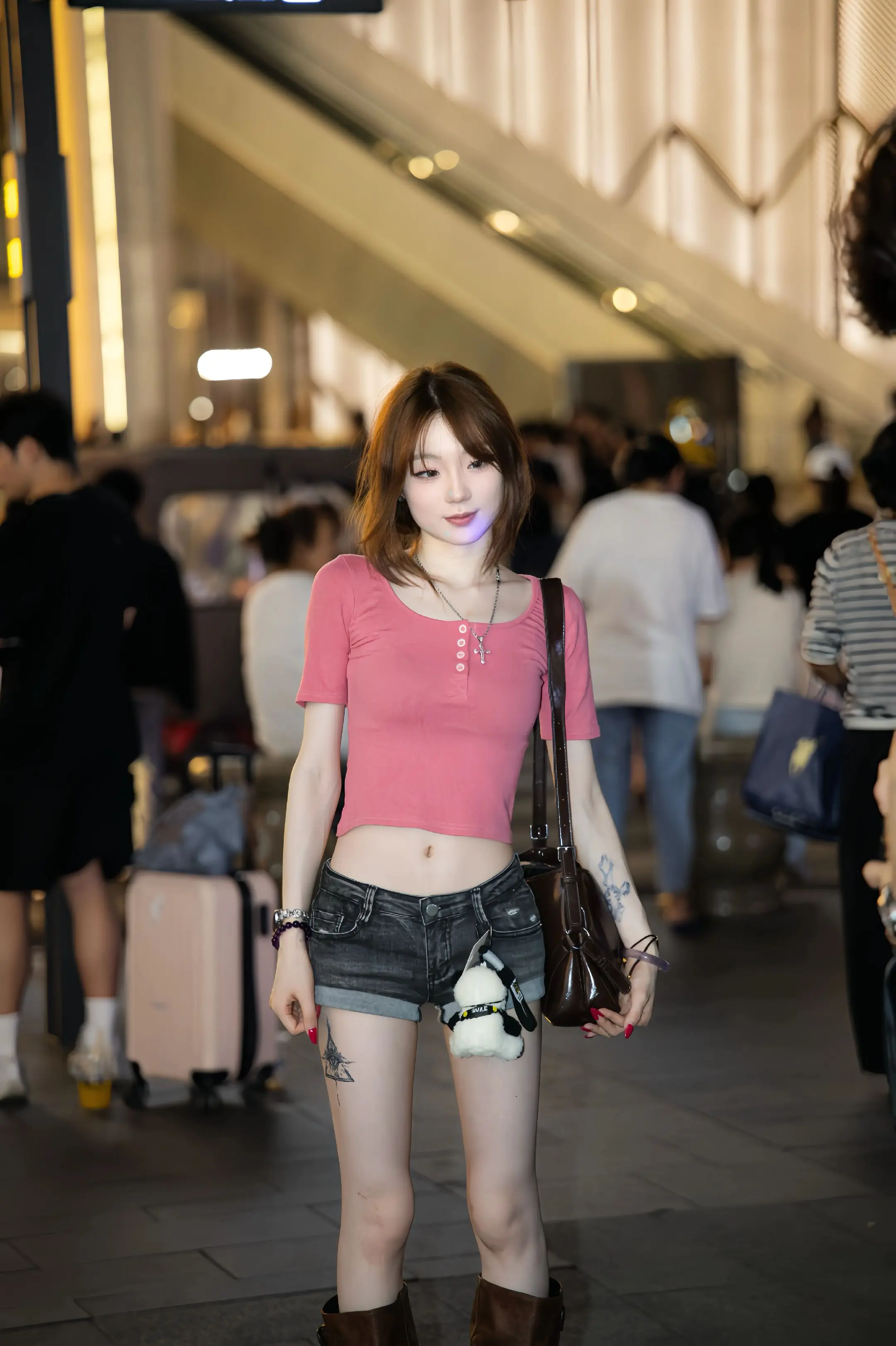 游走在闹市的小众风格。人流来来往往，只管保持自己独一份的审美节奏。