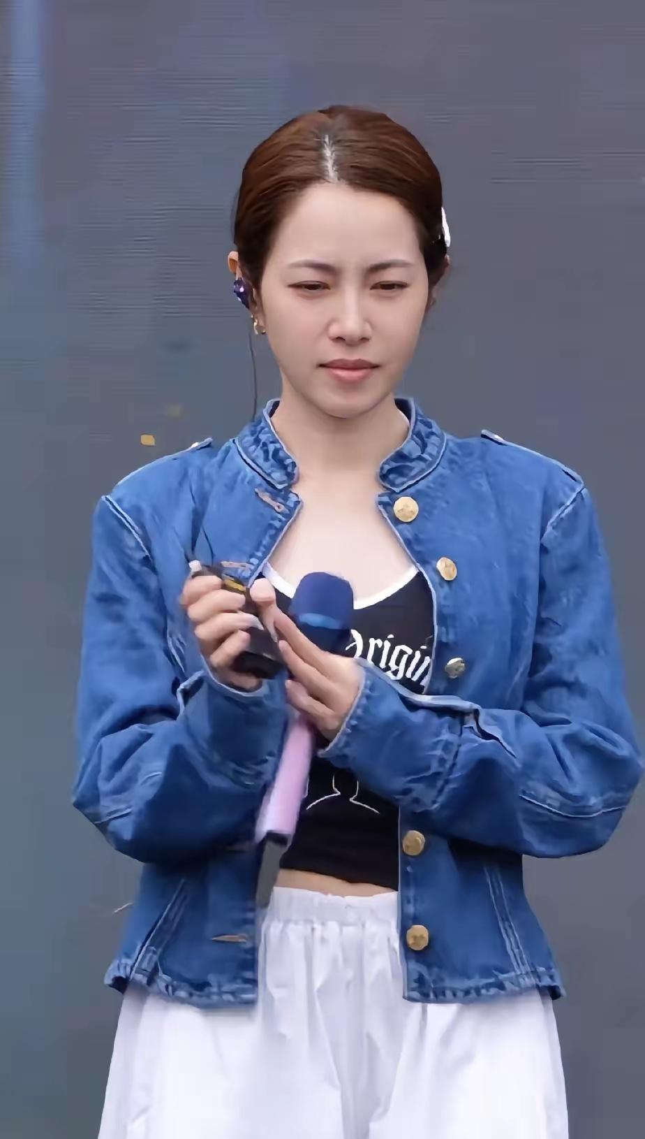 没有医美的纯天然颜值就是漂亮，表情自然，不僵硬，真的很美，知道是谁吗？