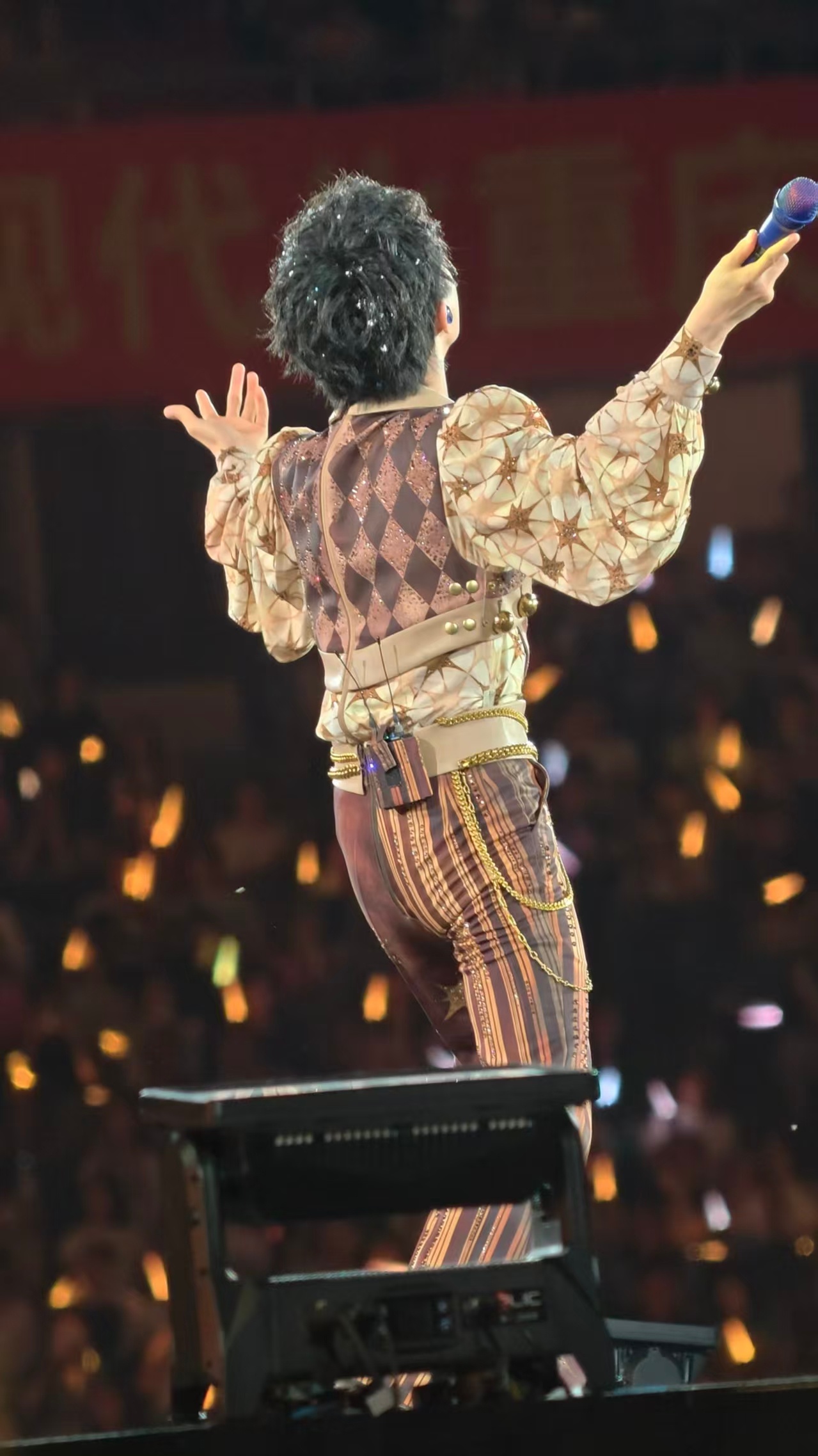 周深周深重庆演唱会这个裤子好显身材👀 