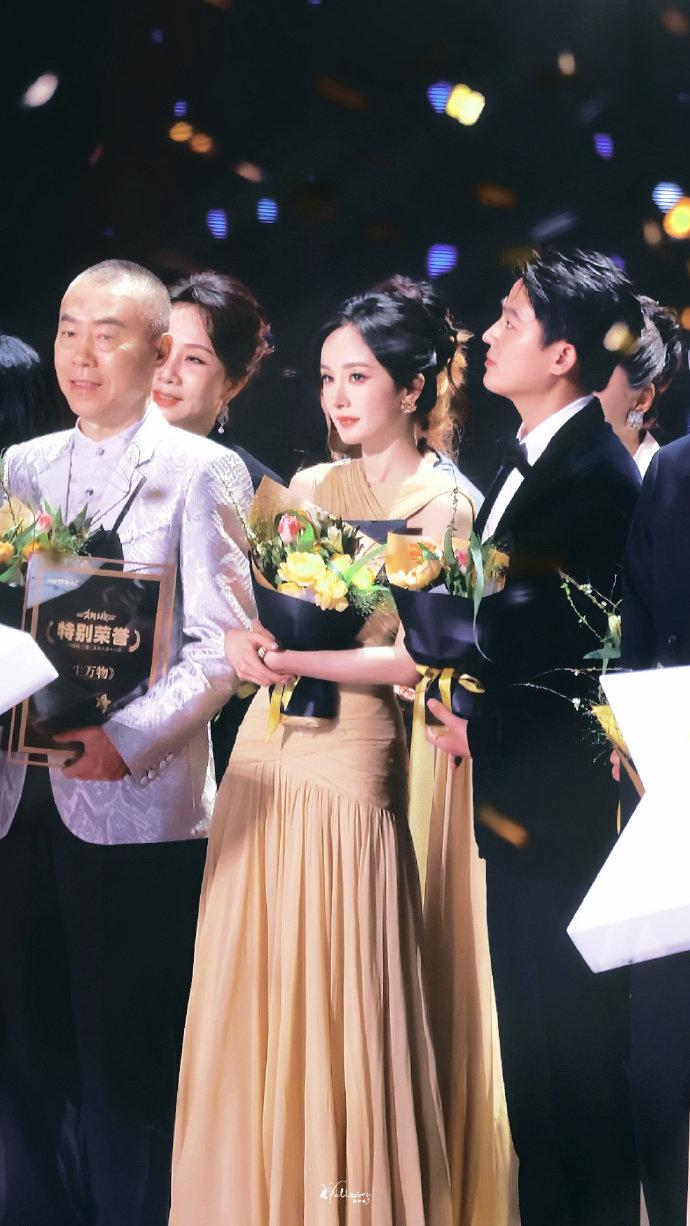 杨幂[超话]杨幂爱奇艺尖叫之夜 🕊️携杨柳与杨幂共度四季 
月亮注满金黄，酿出