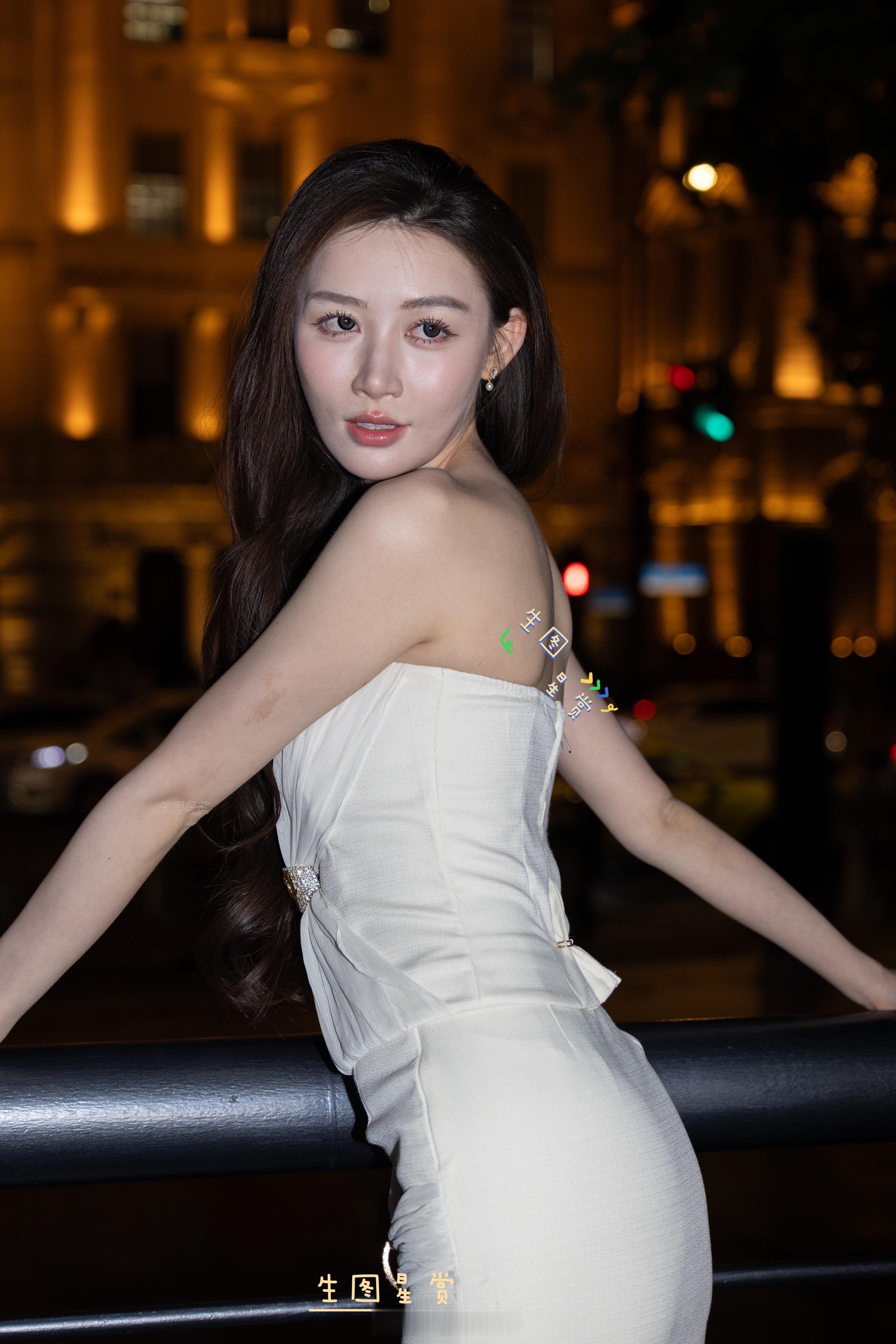 敏敏上海外滩夜拍纯白look标准白富美自带贵气🤍✨真是从脸到腿jio白皙透亮?