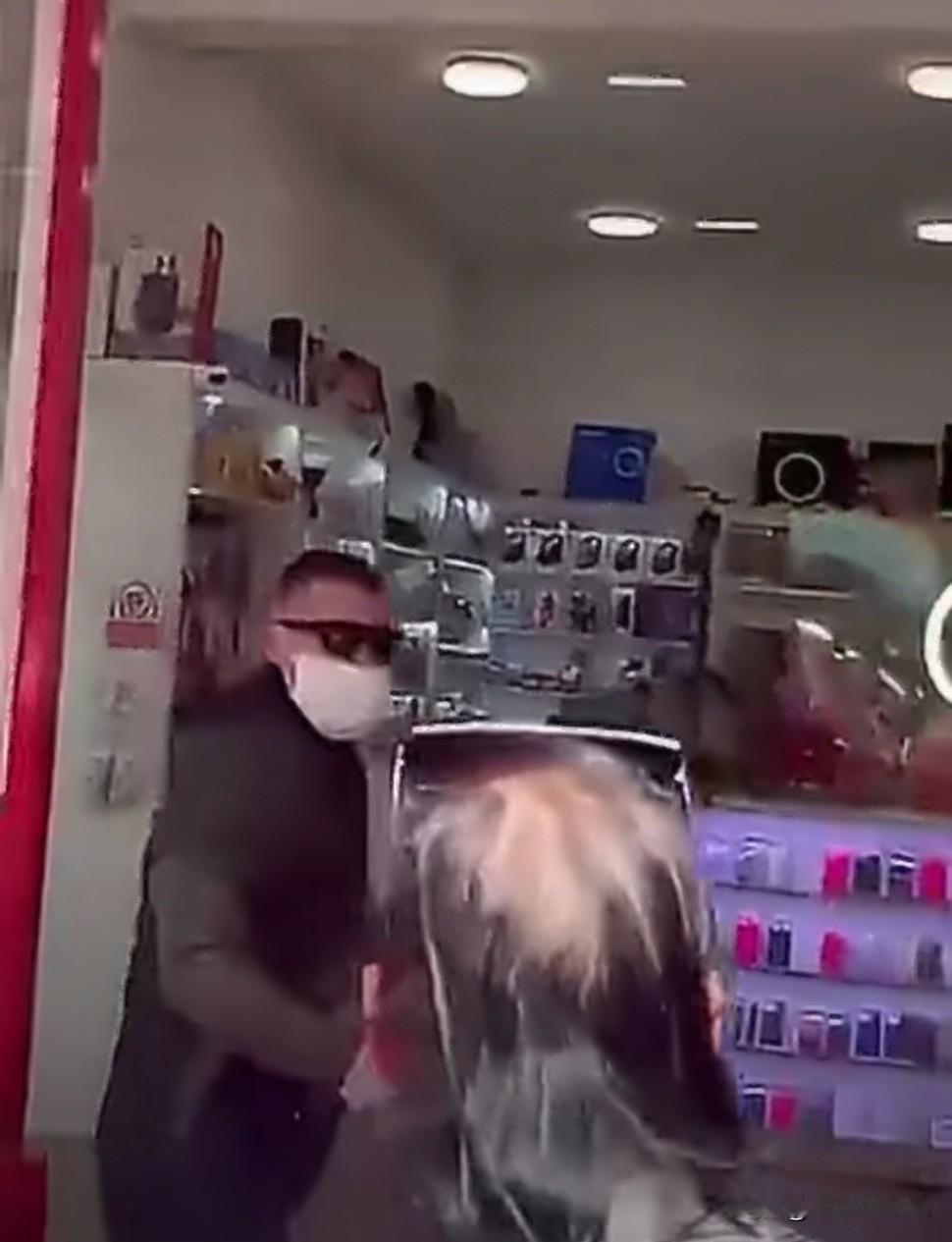 一个白人老哥，因为在印度人开的手机店里被坑了700欧元，于是带着奥利给直接给整个