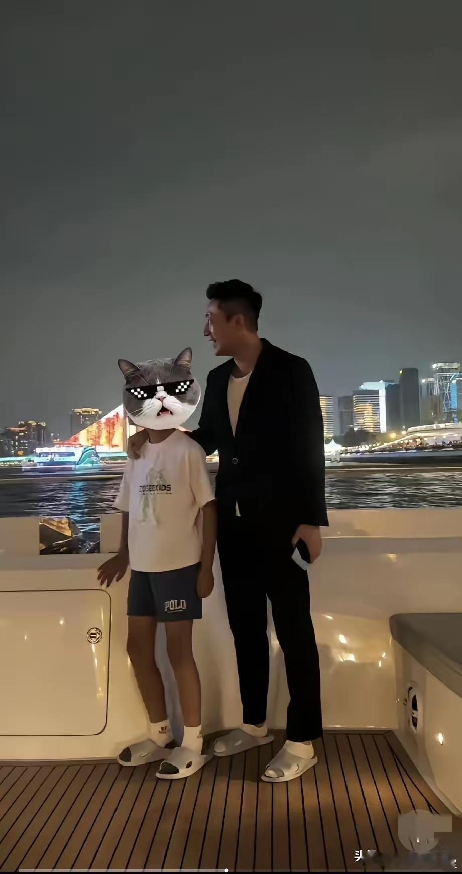 汪小菲带箖箖夜游广州，大大方方晒娃，在珠江上坐船看美景！也留下了一幅幅美好的画面