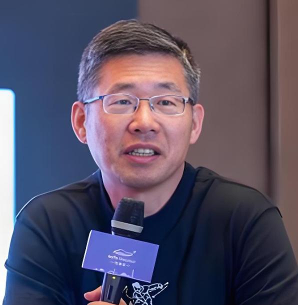 郑毓煌，堂堂清华前博导，在当前结婚率严峻的形势下，却鼓吹“女人不用结婚、只生孩子