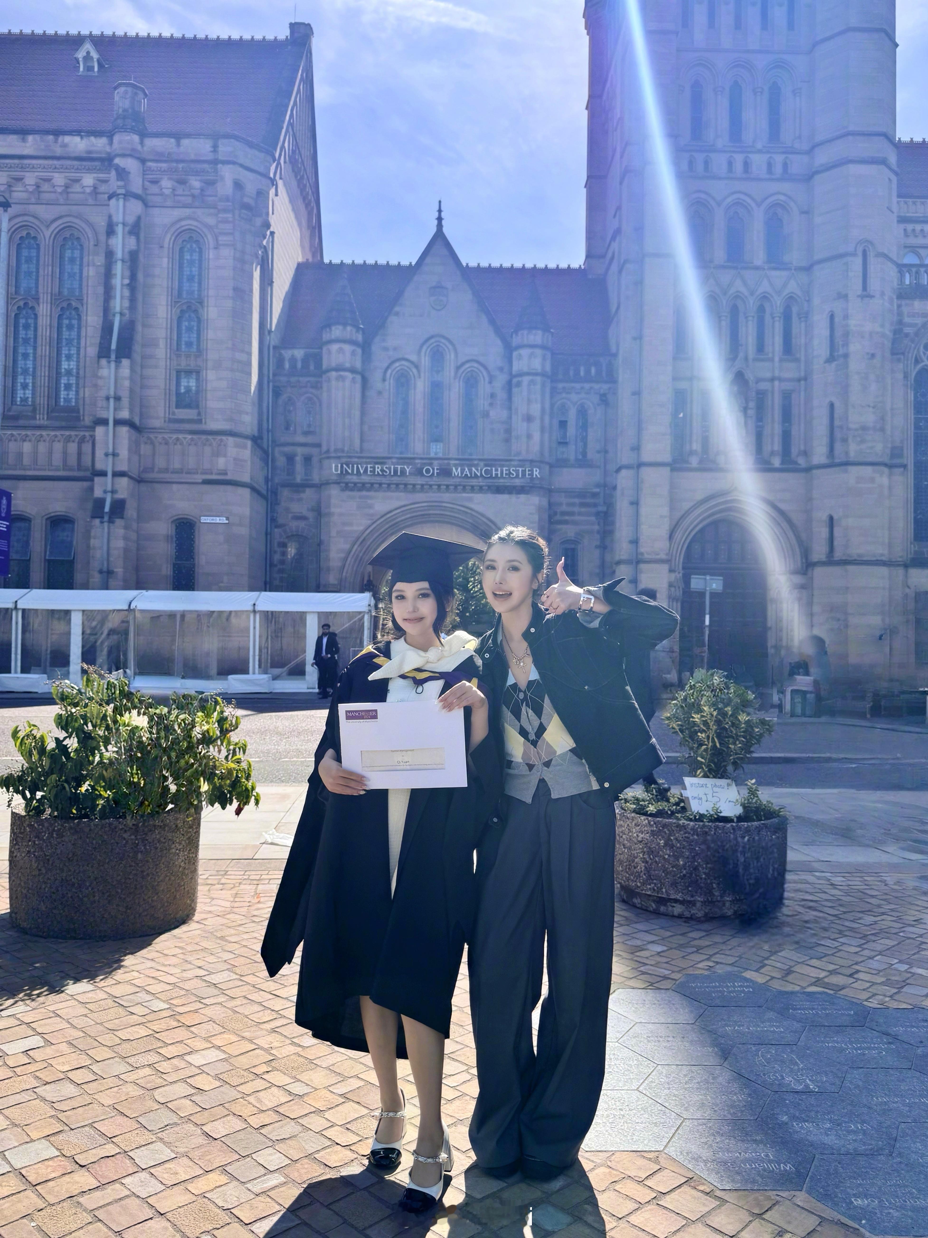 来参加漂亮妹妹的毕业典礼啦~顺便来打卡曼大！这个学校怎么这么美的[泪]随便一拍都