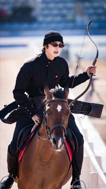 于适用小腿轻推马腹太苏了 救命！于适用小腿轻推马腹的这一幕直接封神，利落的动作搭
