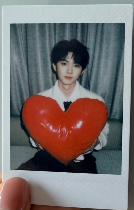 马嘉祺三专隐藏拍立得马嘉祺白衬衫抱心马嘉祺三专隐藏拍立得来啦！白衬衫抱心好帅呀~