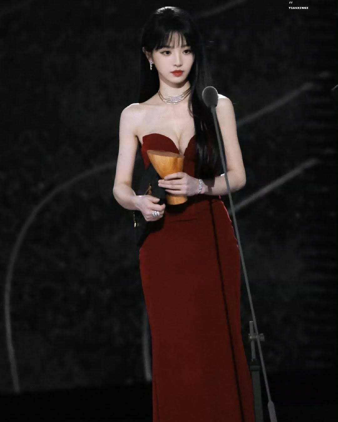 田曦薇 