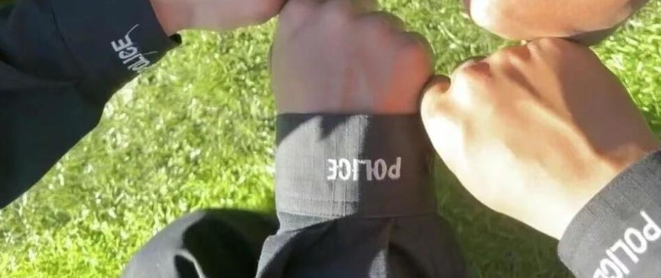 不知道你发现没有，警服的“POLICE”字母标识始终固定在右臂，而非左臂。

这