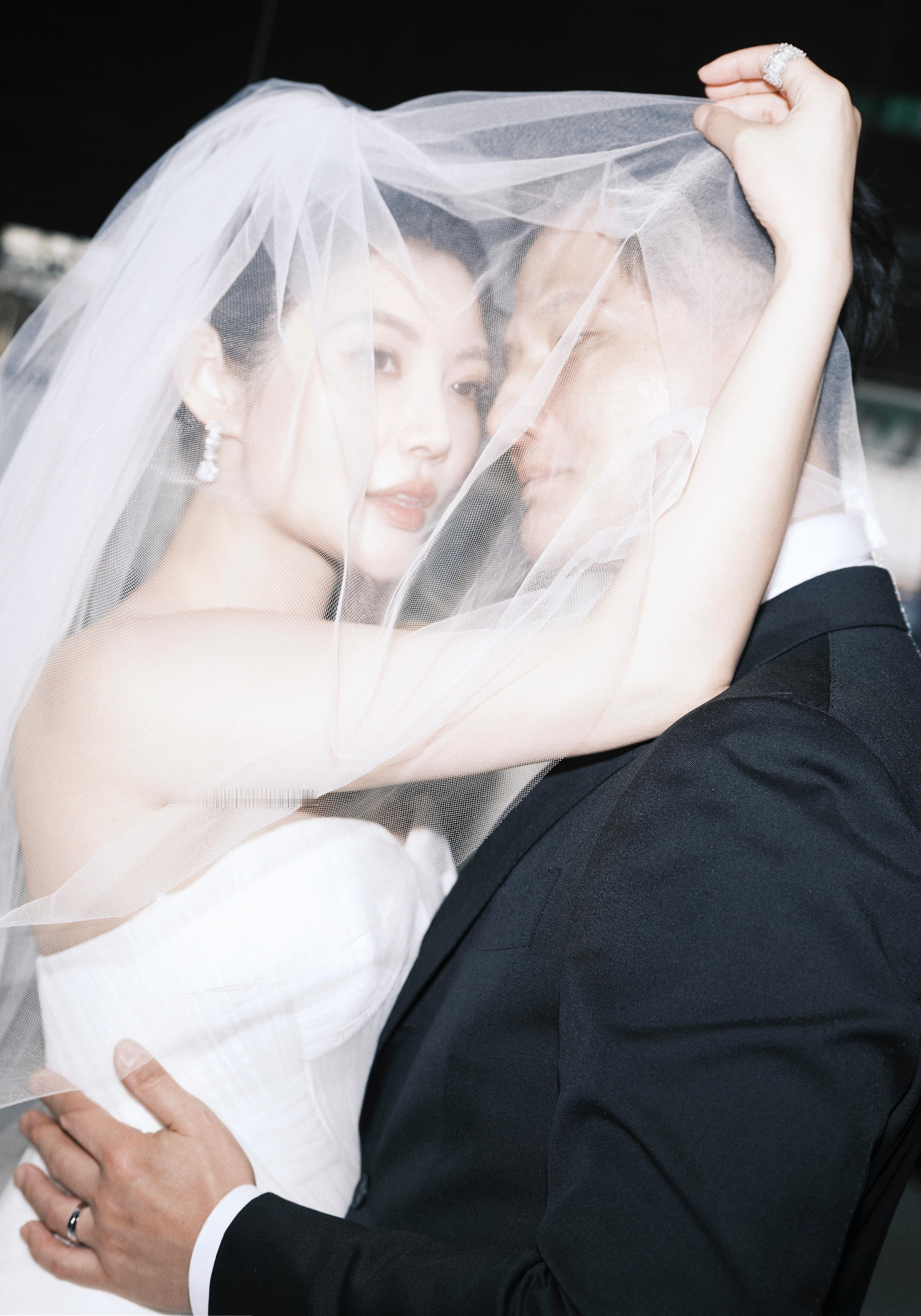 徐冬冬尹子维婚纱照徐冬冬尹子维2月在哈尔滨办婚礼 终于官宣了！婚纱照里徐冬冬笑眼