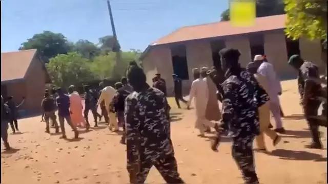 光天化日屠村！
150人被绑，几乎全是妇孺，尼日利亚到底发生了什么？
 
当地时